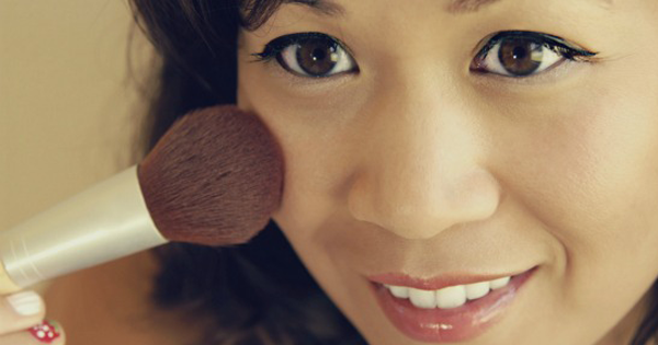 She Mixes Cornstarch With Baby Powder And Brushes It ON Her Face. The Results Are AMAZING!