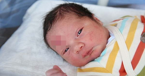 Nurse Is Cleaning Blood Off Newborn Baby When She Suddenly Spots Something On His Head